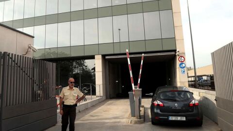Agentes de la Guardia Civil en el Centro de Telecomunicaciones y Tecnolog&iacute;a de la Informaci&oacute;n (CTTI) de la Generalitat
