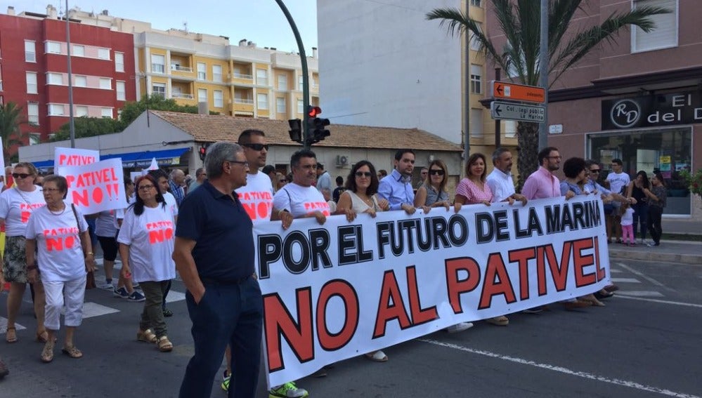 Miembros de PP y Ciudadanos portando la pancarta que ha encabezado la manifestación contra el PATIVEL