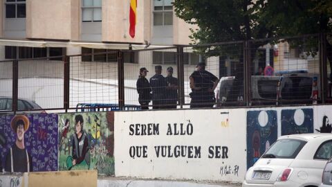 Efectivos de la policia nacional en el exterior del instituto Antoni Mart&iacute; i Franqu&egrave;s despues de que seis polic&iacute;as de paisano entraran en el instituto buscando urnas