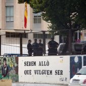 Efectivos de la policia nacional en el exterior del instituto Antoni Martí i Franquès despues de que seis policías de paisano entraran en el instituto buscando urnas