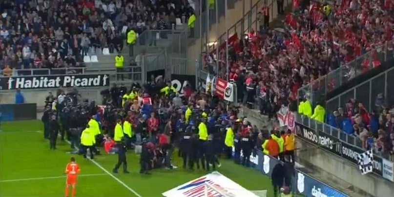 Tensión en Francia: varios heridos en el Amiens-Lille al ceder una valla de protección Tensión en Francia: varios heridos en el Amiens-Lille al ceder una valla de protección