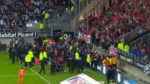 Accidente en el campo del Amiens: una grada cede tras la celebración de un gol Accidente en el campo del Amiens: una grada cede tras la celebración de un gol
