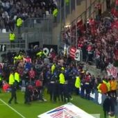 Accidente en el campo del Amiens: una grada cede tras la celebración de un gol