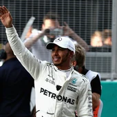 Hamilton saluda a la grada Hamilton saluda a la grada