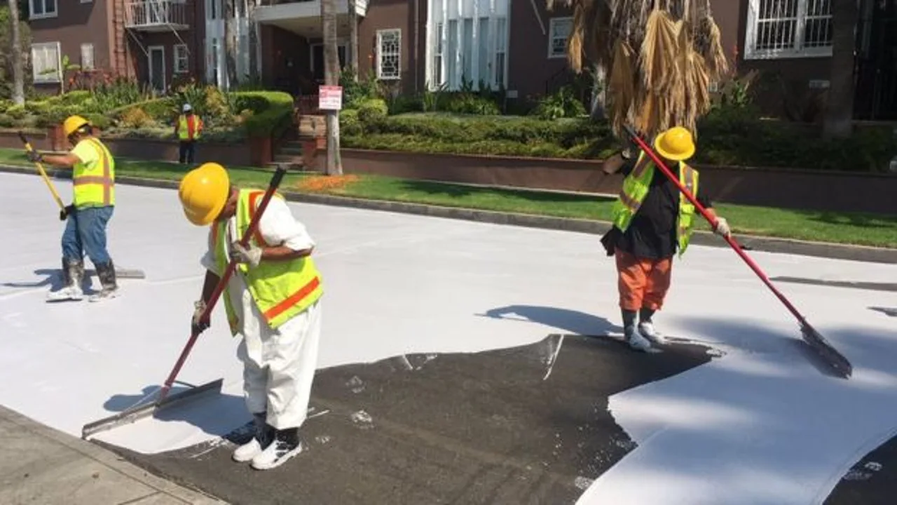 Operarios pintando las calles de color claro en LA