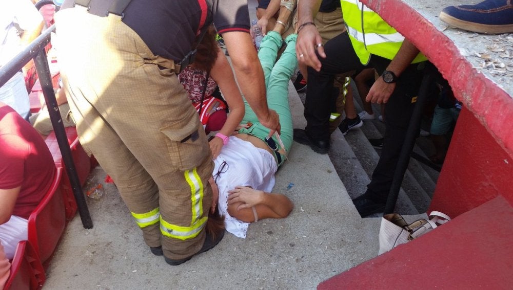 Las asistencias médicas atiendan a una persona por un golpe de calor en el Pizjuán