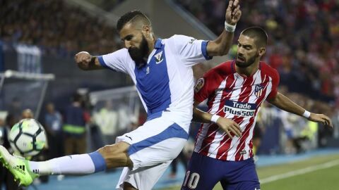 Dimitrios Siovas despeja el bal&oacute;n ante el belga Yannick Carrasco
