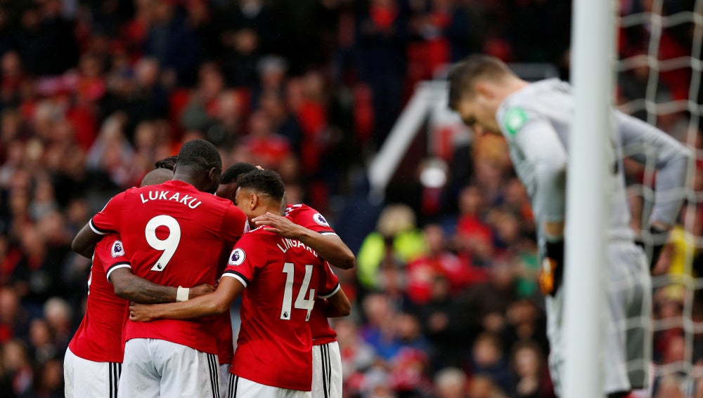 Los jugadores del Manchester United se abrazan en uno de los goles