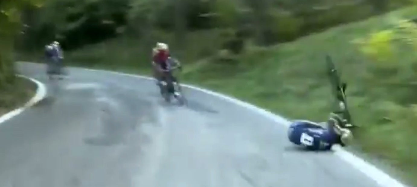 Dura caída del colombiano Esteban Chaves en el Giro de la Emilia Dura caída del colombiano Esteban Chaves en el Giro de la Emilia
