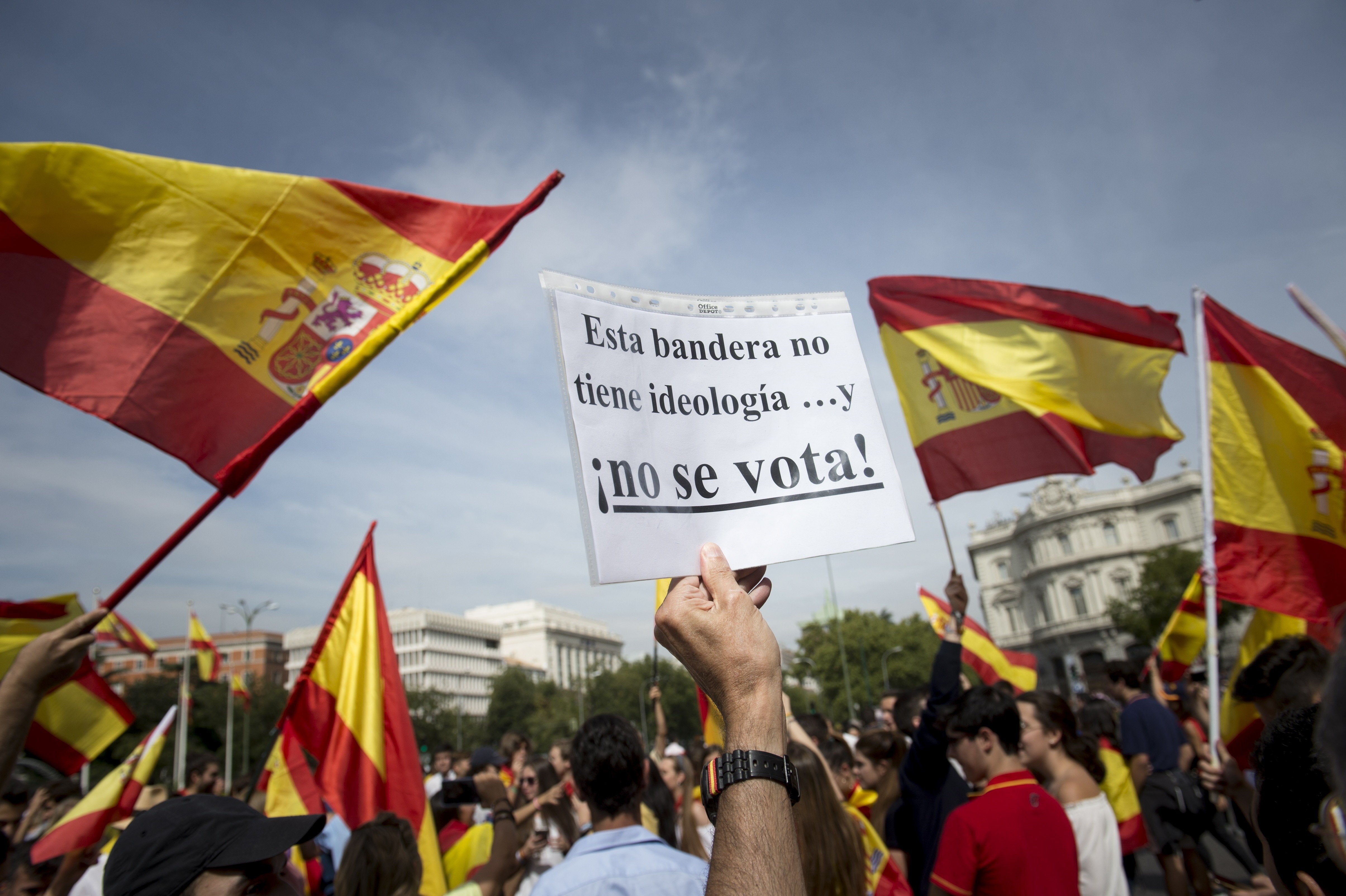 Centenares de personas se concentran en Madrid por una "España unida" Centenares de personas se concentran en Madrid por una "España unida"