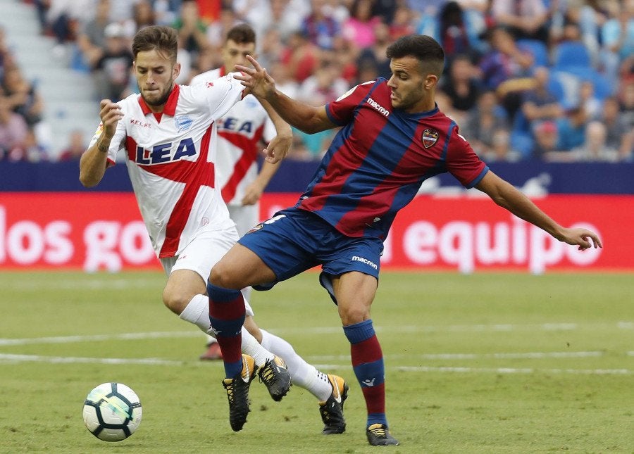 Levante 0 - 2 Alavés | El Alavés de De Biasi se impone en el Ciutat y abandona el farolillo rojo Levante 0 - 2 Alavés | El Alavés de De Biasi se impone en el Ciutat y abandona el farolillo rojo