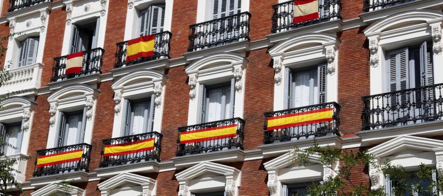 Imagen de archivo de varias banderas españolas colgando de varios balcones en Madrid Imagen de archivo de varias banderas españolas colgando de varios balcones en Madrid