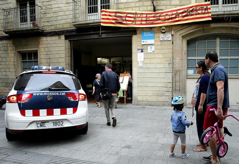 Cuatro motivos que los Mossos pueden alegar para decidir no cerrar los centros de votación del 1-O Cuatro motivos que los Mossos pueden alegar para decidir no cerrar los centros de votación del 1-O
