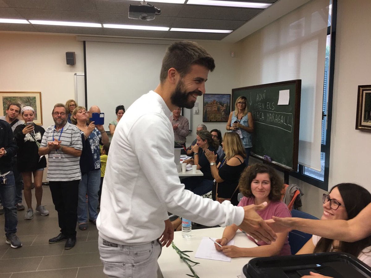 Piqué deposita su voto para el referéndum: "Juntos somos imparables defendiendo la democracia" Piqué deposita su voto para el referéndum: "Juntos somos imparables defendiendo la democracia"