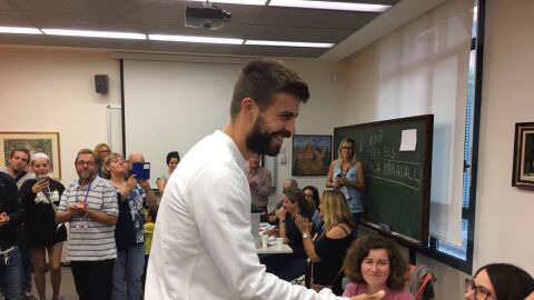 Gerard Pique deposita su voto en las urnas