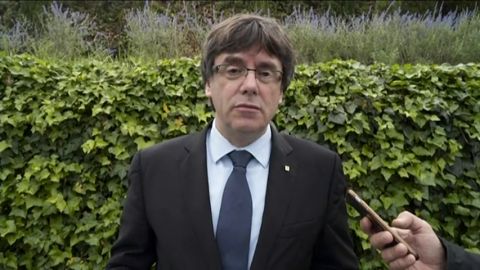 Puigdemont: "Unos avanzan a una verg&uuml;enza que les acompa&ntilde;ar&aacute; siempre y otros muestran al mundo dignidad y valent&iacute;a"
