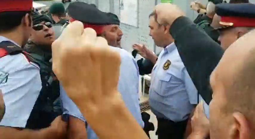 Los sindicatos de la Policía anuncian acciones contra los mossos por su escandalosa actuación Los sindicatos de la Policía anuncian acciones contra los mossos por su escandalosa actuación