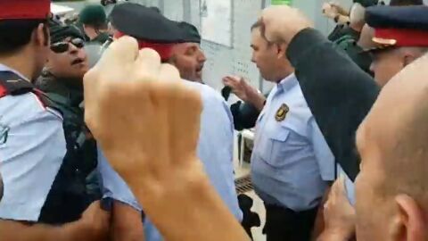 Las redes se polarizan con v&iacute;deos que muestran enfrentamientos entre Guardia Civil y Mossos