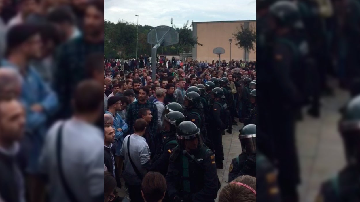 Decenas de personas se manifiestan ante la Policía por el referéndum ilegal Decenas de personas se manifiestan ante la Policía por el referéndum ilegal