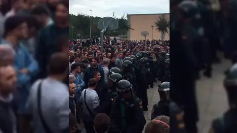 Partidarios del 1-O manifestándose delante de la Policía Partidarios del 1-O manifestándose delante de la Policía