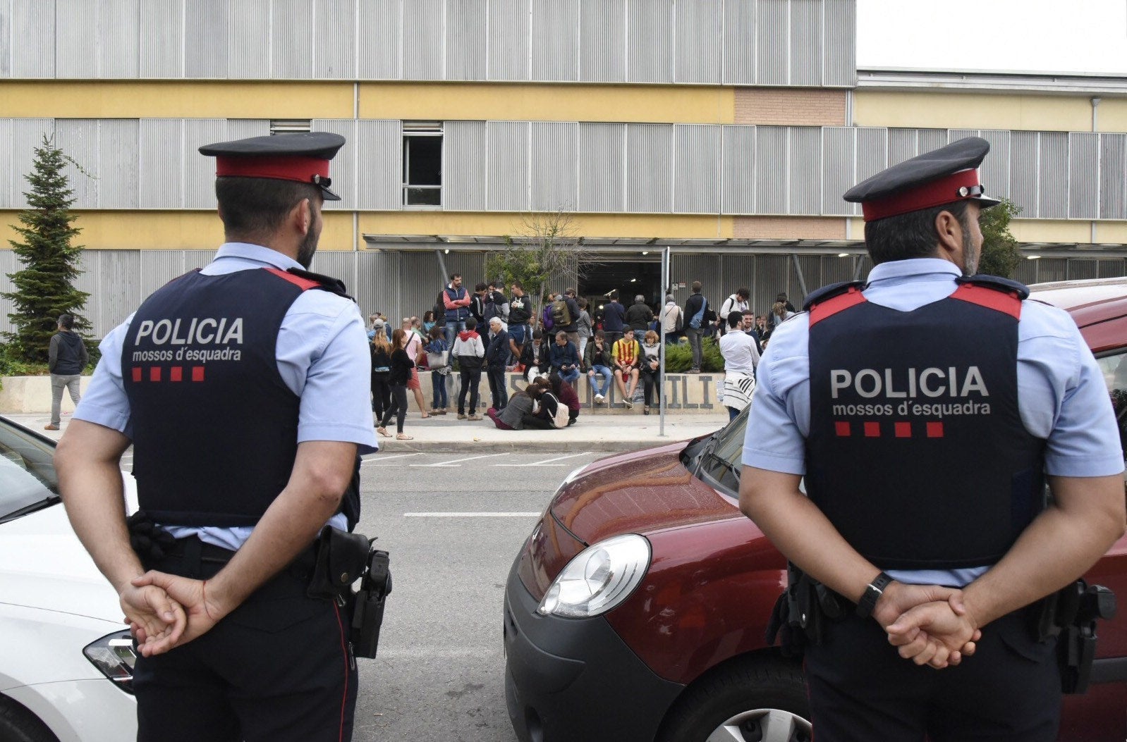 Siete jueces investigan la actuación de los Mossos por no impedir la votación Siete jueces investigan la actuación de los Mossos por no impedir la votación