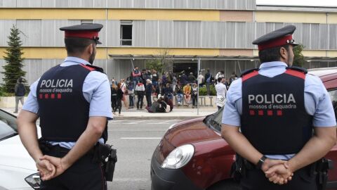Mossos ante el colegio Gili Gay&agrave; de Lleida. La afluencia de personas dispuestas a participar en el refer&eacute;ndum convocado para hoy por el Govern ha comenzado a crecer a partir de las 5 de la ma&ntilde;ana ante los colegios y locales de Catalu&ntilde;a designados como puntos de votaci&oacute;n.
