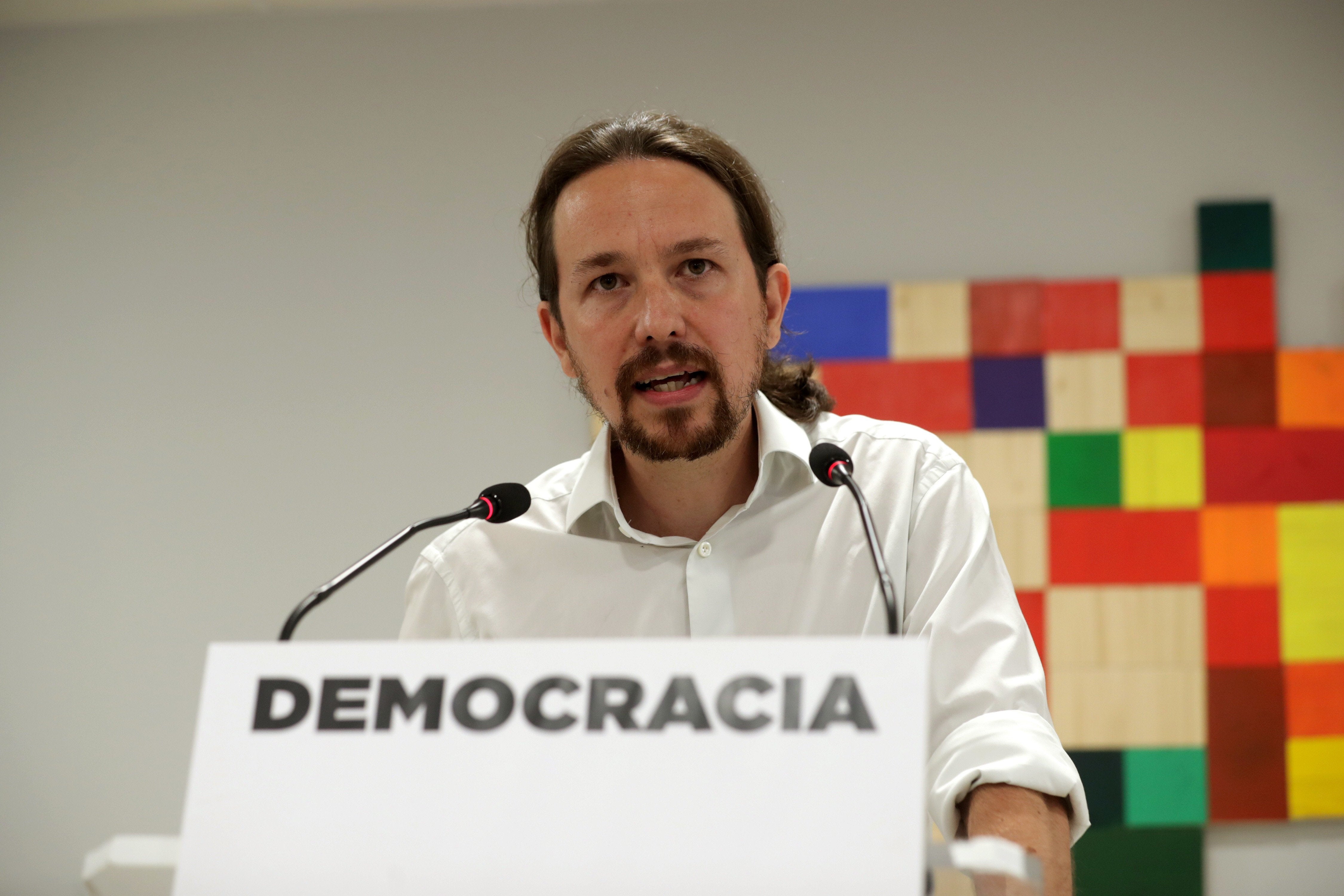 Las preguntas de Amón: "¿Iglesias se ofrece a mediar en la mesa o sesión de espiritismo porque es él quien manipula la ouija?" Las preguntas de Amón: "¿Iglesias se ofrece a mediar en la mesa o sesión de espiritismo porque es él quien manipula la ouija?"