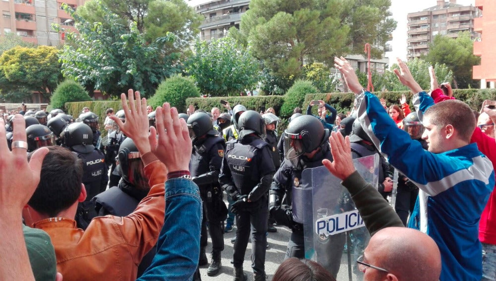 La Policía en medio de los manifestantes