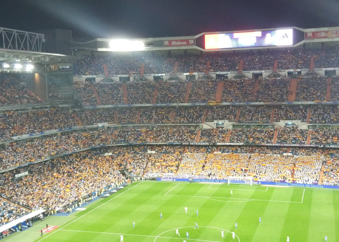 El Santiago Bernabéu corea 'Que viva España' en el minuto 12 defendiendo la unidad con miles de banderas El Santiago Bernabéu corea 'Que viva España' en el minuto 12 defendiendo la unidad con miles de banderas