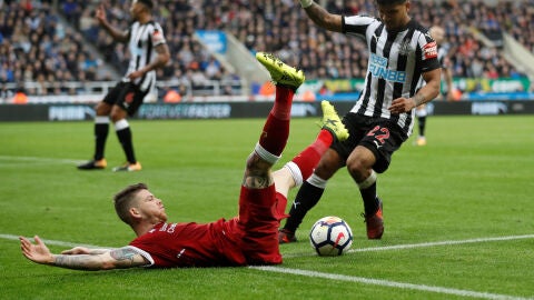 Alberto Moreno pugna sin &eacute;xito por un bal&oacute;n