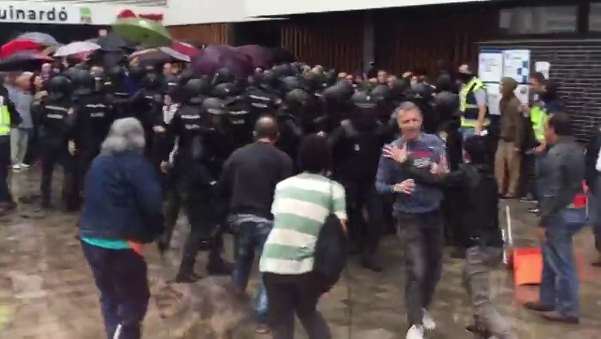 La Policía dispara pelotas de goma al quedar atrapados cerca colegio Ramon Llull La Policía dispara pelotas de goma al quedar atrapados cerca colegio Ramon Llull