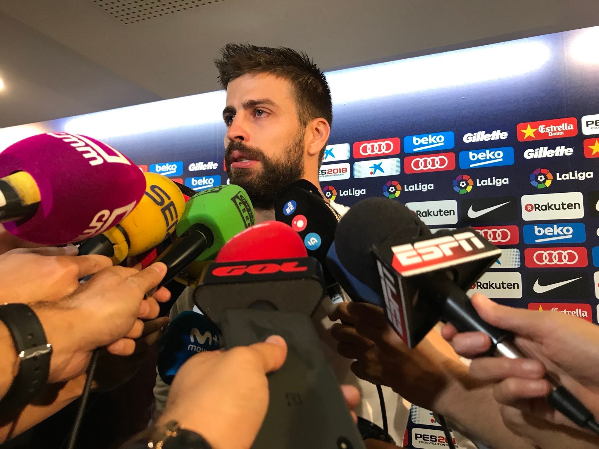 Piqué, entre lágrimas: "Si la gente cree que molesto en la Selección también puedo dar un paso a un lado" Piqué, entre lágrimas: "Si la gente cree que molesto en la Selección también puedo dar un paso a un lado"