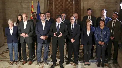 Carles Puigdemont rodeado del equipo de Gobierno de la Generalitat Carles Puigdemont rodeado del equipo de Gobierno de la Generalitat