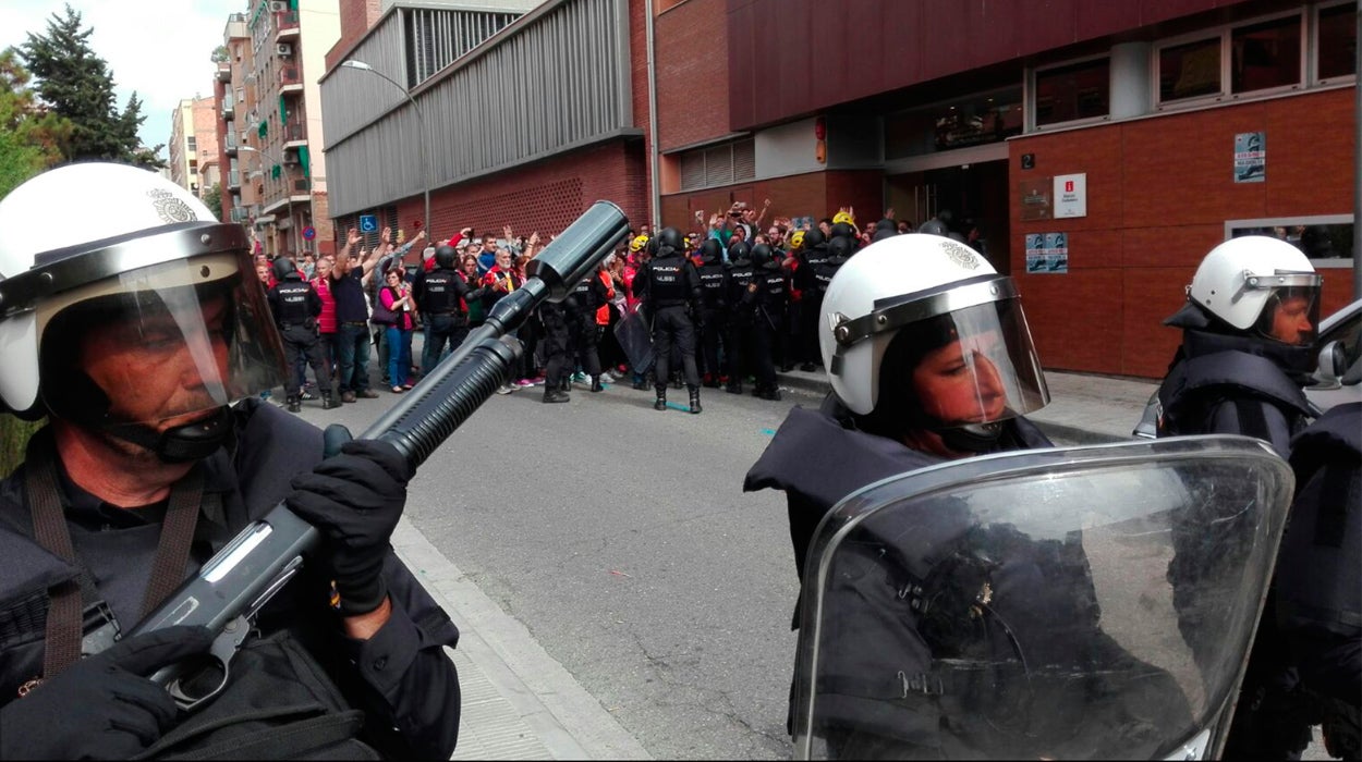 Alcalde de Pineda de Mar (Barcelona): "Que la Policía y la Guardia Civil se vaya de un hotel y del pueblo no es decisión del Ayuntamiento" Alcalde de Pineda de Mar (Barcelona): "Que la Policía y la Guardia Civil se vaya de un hotel y del pueblo no es decisión del Ayuntamiento"