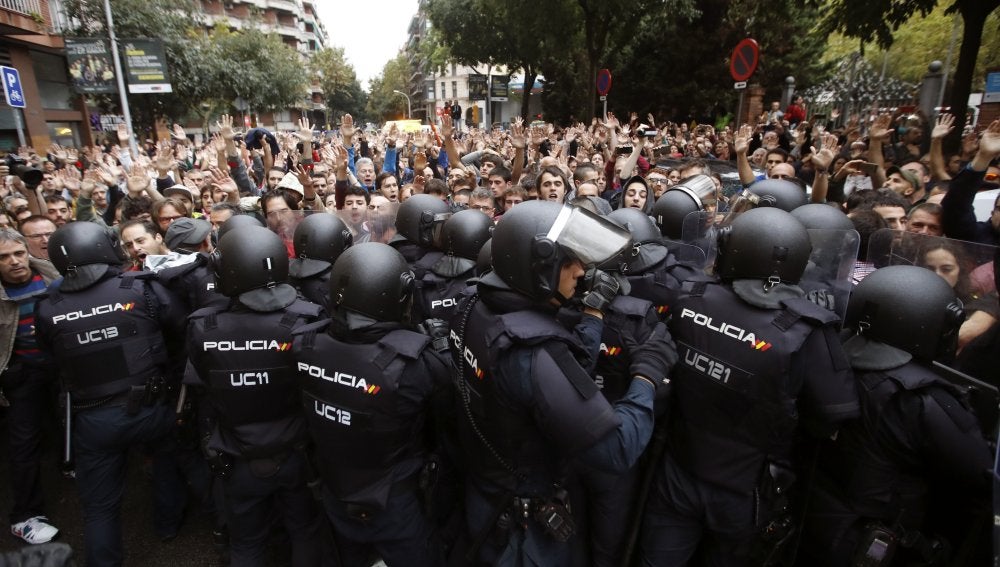 Policía antidisturbios frente a defensores del referéndum ilegal