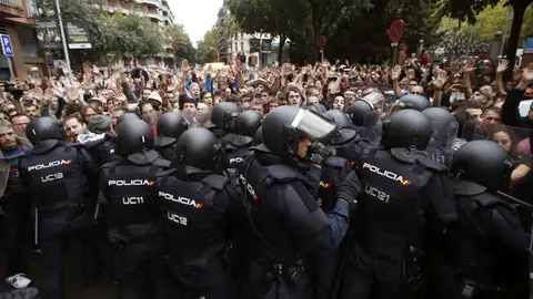Policía antidisturbios frente a defensores del referéndum ilegal del 1-O de 2017 en Cataluña Policía antidisturbios frente a defensores del referéndum ilegal del 1-O de 2017 en Cataluña