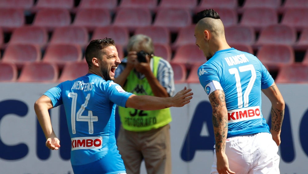 Mertens y Hamsik celebran juntos un gol del Nápoles