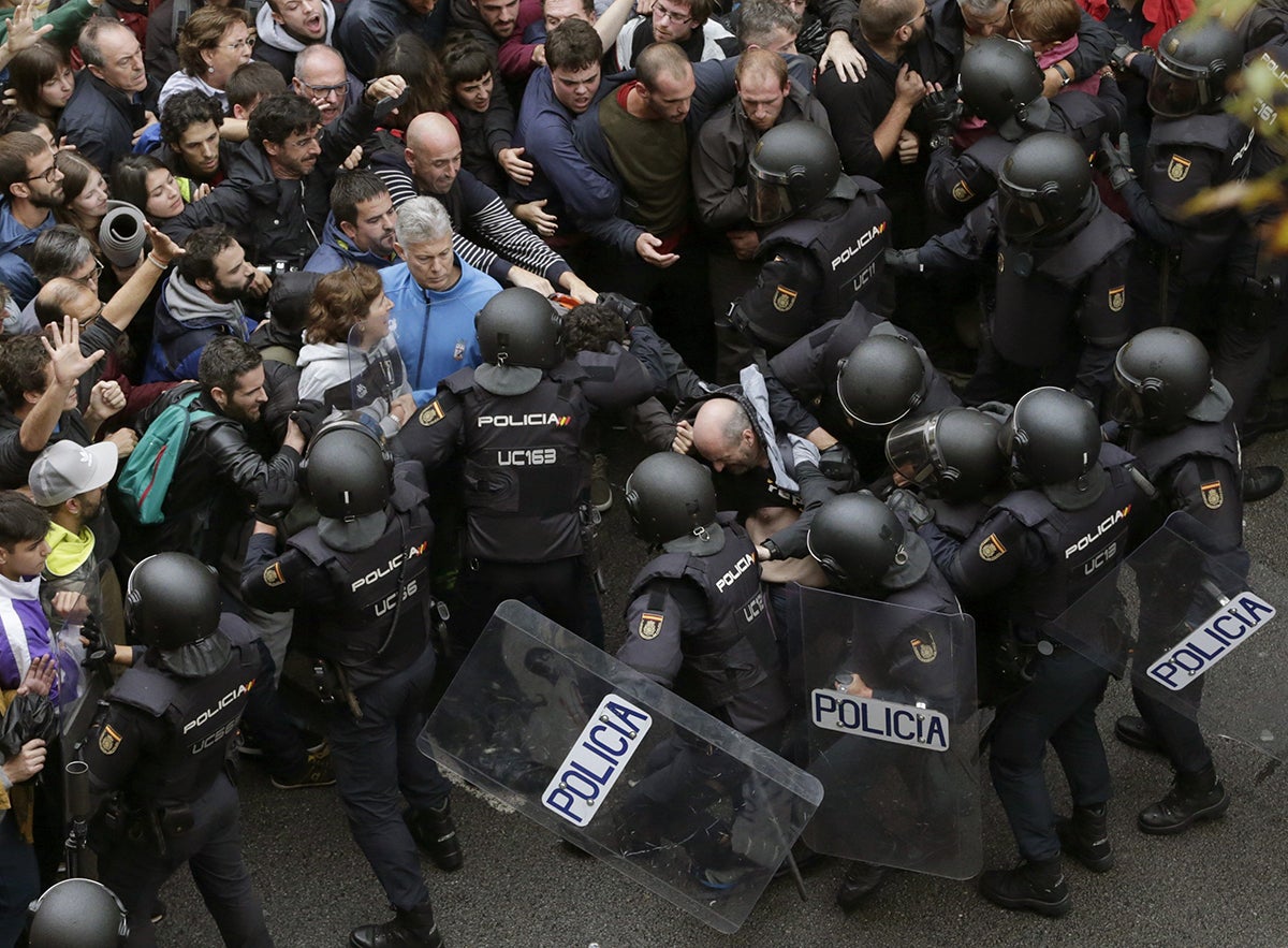 National Goyographic: "El antidisturbius máximus caza en grupo, normalmente separan a alguien de la manada" National Goyographic: "El antidisturbius máximus caza en grupo, normalmente separan a alguien de la manada"