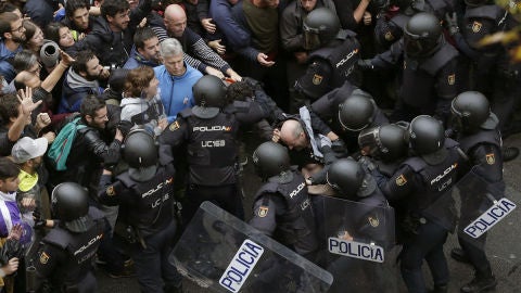 Antidisturbios de la Polic&iacute;a Nacional forman un cord&oacute;n de seguridad frente al colegio Ram&oacute;n Llull