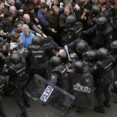 Antidisturbios de la Policía Nacional forman un cordón de seguridad frente al colegio Ramón Llull