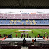 Los jugadores se chocan la mano en un Camp Nou completamente vacío