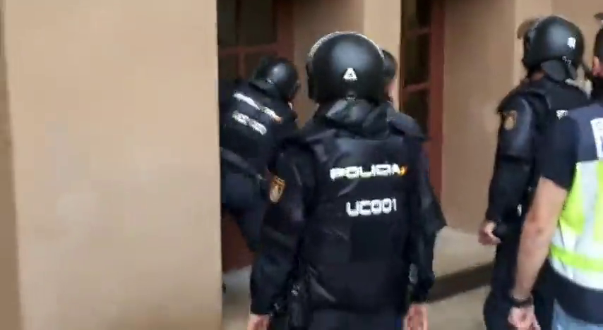 La Policía requisa las urnas del colegio donde debía votar Forcadell La Policía requisa las urnas del colegio donde debía votar Forcadell