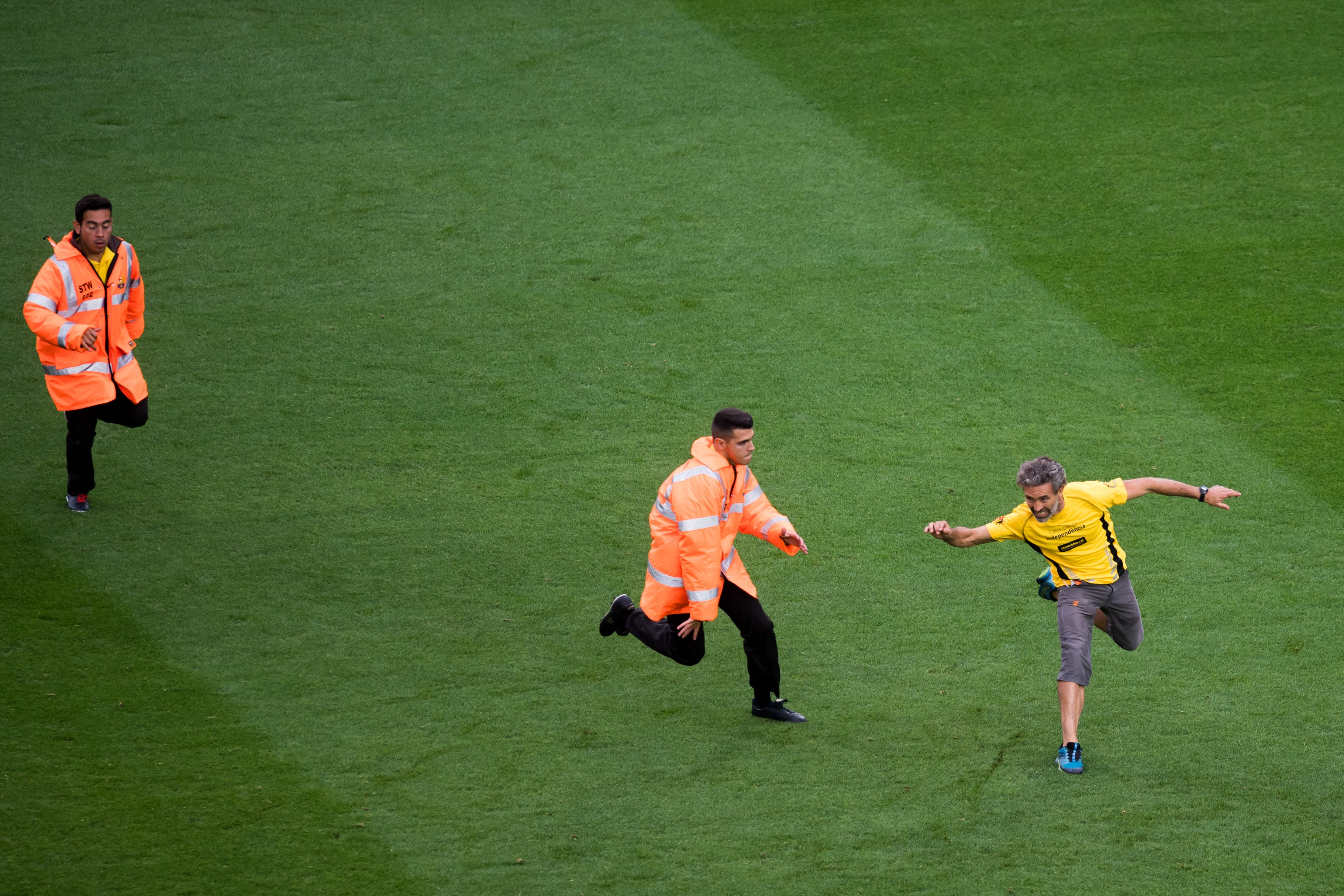 Un espontáneo salta al campo durante el partido a puerta cerrada en el Camp Nou Un espontáneo salta al campo durante el partido a puerta cerrada en el Camp Nou