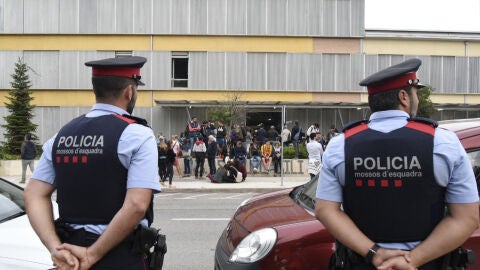 Mossos ante el colegio Gili Gay&agrave; de Lleida