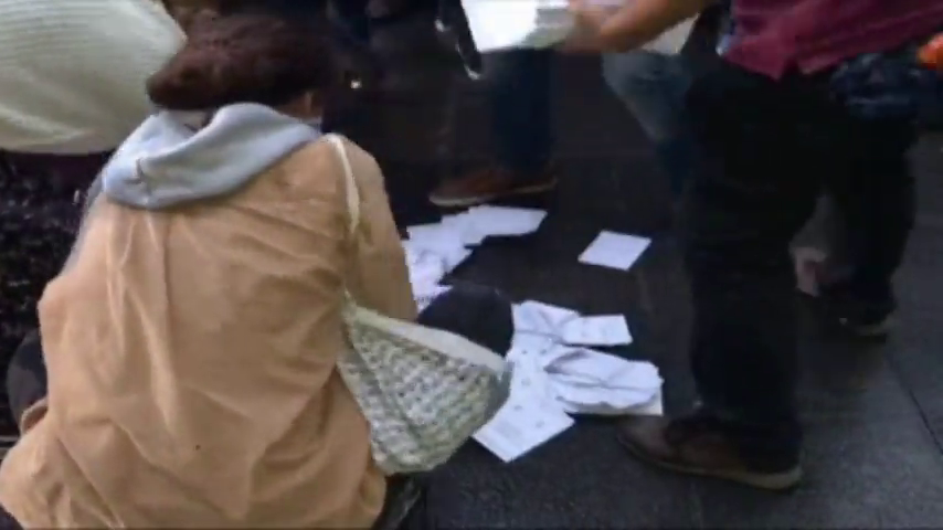 ¿Se cayeron estas papeletas del interior de una urna? Un vídeo abre la polémica ¿Se cayeron estas papeletas del interior de una urna? Un vídeo abre la polémica