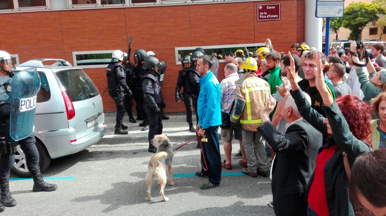 Cataluña afronta este martes un paro general en protesta por la actuación policial del 1-O Cataluña afronta este martes un paro general en protesta por la actuación policial del 1-O