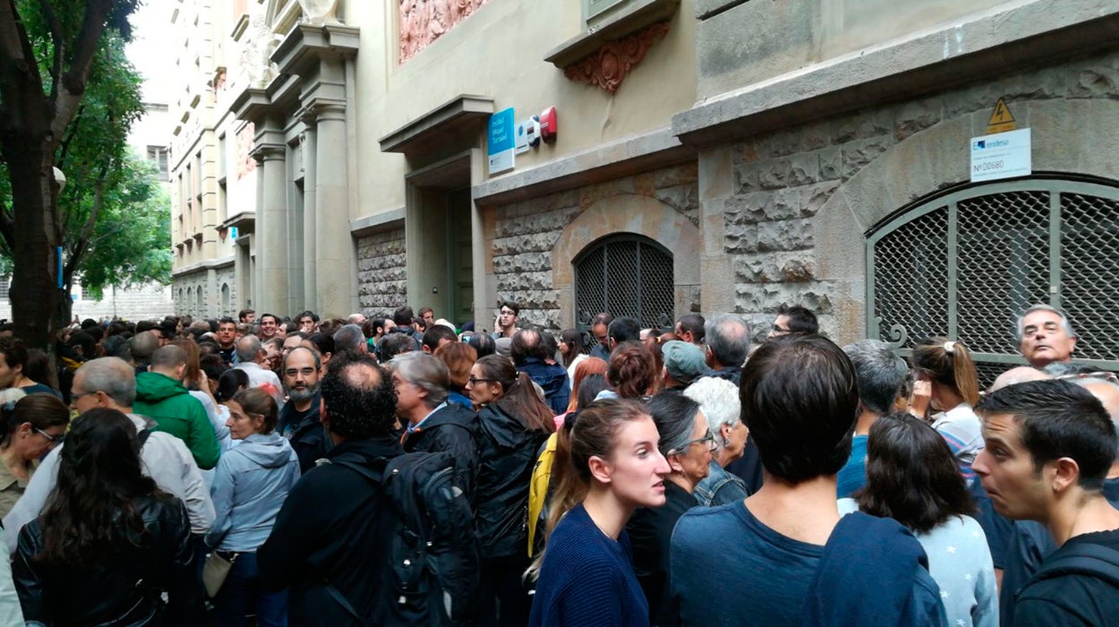 La Generalitat deja visibles en la red los datos personales de millones de catalanes La Generalitat deja visibles en la red los datos personales de millones de catalanes