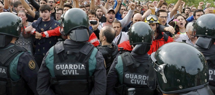 Agentes de la Guardia Civil, ante manifestantes del 1-O Agentes de la Guardia Civil, ante manifestantes del 1-O