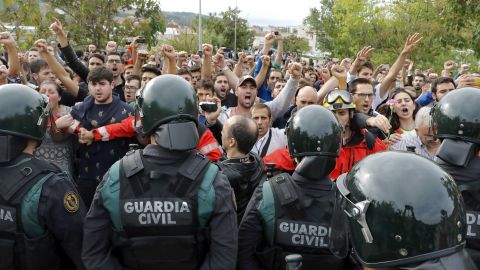 Agentes de la Guardia Civil, ante manifestantes del 1-O