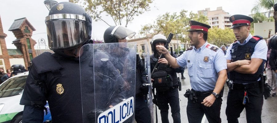 Agentes antidisturbios de la Policía Nacional y de los Mossos d' Esquadra Agentes antidisturbios de la Policía Nacional y de los Mossos d' Esquadra